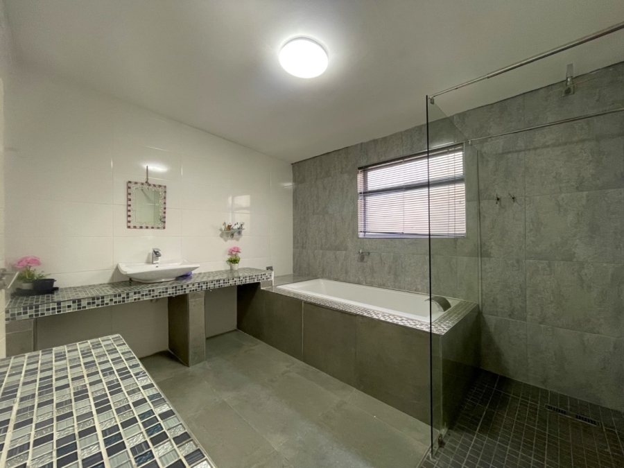 5 Bedroom Property for Sale in Pelican Heights Western Cape